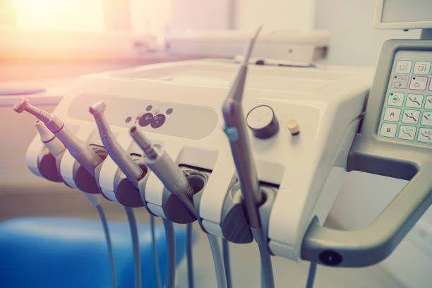 현대 클리닉 치과 캐비닛의 새로운 블루 치과 의사 의자 - dentists chair dental equipment dentist office dental drill 뉴스 사진 이미지