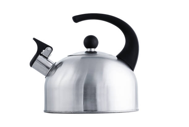 assobiando chaleira de metal para utensílios de cozinha fogão - kettle - fotografias e filmes do acervo