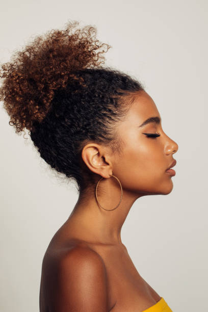 piękna afro dziewczyna z kręconą fryzurą - jewelry glamour brown hair stage makeup zdjęcia i obrazy z banku zdjęć