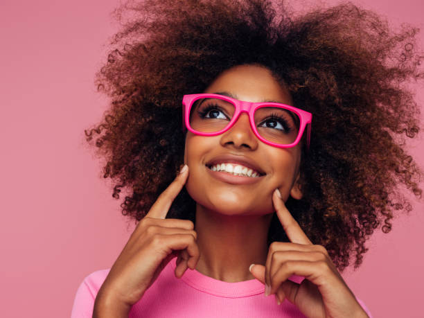 foto de jovem encaracolada com óculos - pink glasses - fotografias e filmes do acervo