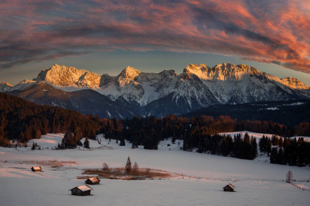 coucher de soleil sur le lac alpin gerold , geroldsee - vue sur le mont karwendel, garmisch partenkirchen - chaîne des karwendel photos et images de collection