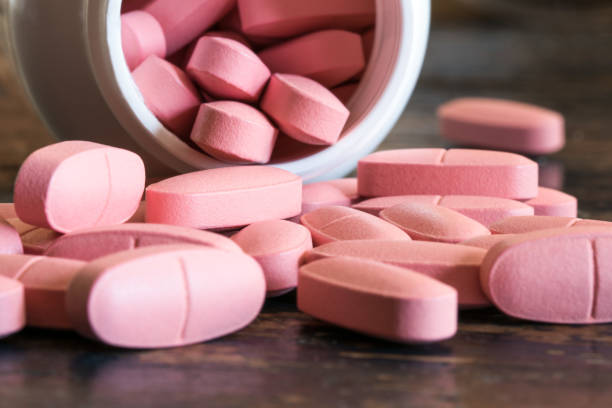 calcium und zusatzpräparate - pink pill stock-fotos und bilder