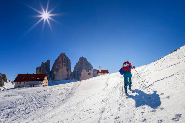 完璧な冬の日にトレシメの周りを回るバックカントリースキーツアー - tre cime di lavaredo ストックフォトと画像