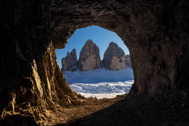 tre cime di lavaredo in perfetta giornata invernale - vista da una grotta - tirol season rock mountain peak foto e immagini stock