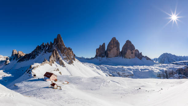 tre cime di lavaredo in perfetta giornata invernale, dreizinnenhütte - rifugio antonio locatelli - tirol season rock mountain peak foto e immagini stock