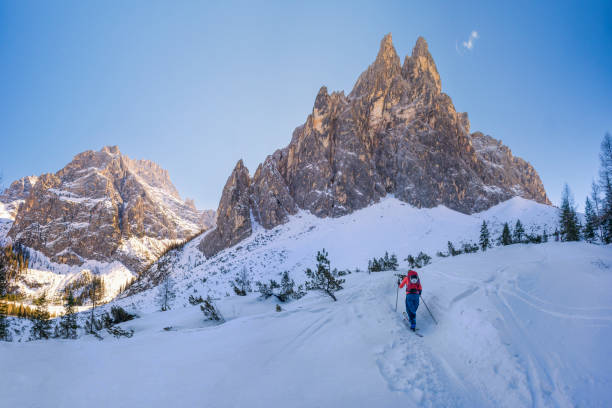 esquí de travesía por los alrededores del tre cime en un día perfecto de invierno - back country skiing fotos fotografías e imágenes de stock