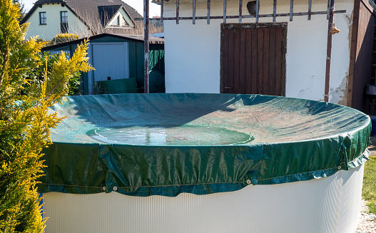 piscina cubierta en el jardín photo