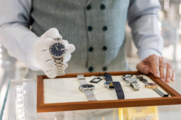 명품 시계를 판매하는 보석 가게에서 인식 할 수없는 사람 - diamond jewelry elegance luxury 뉴스 사진 이미지
