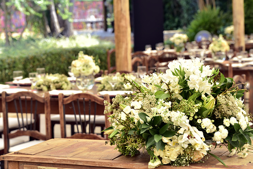 dining table, decorated with flowers, rustic atmosphere with wood and flowers