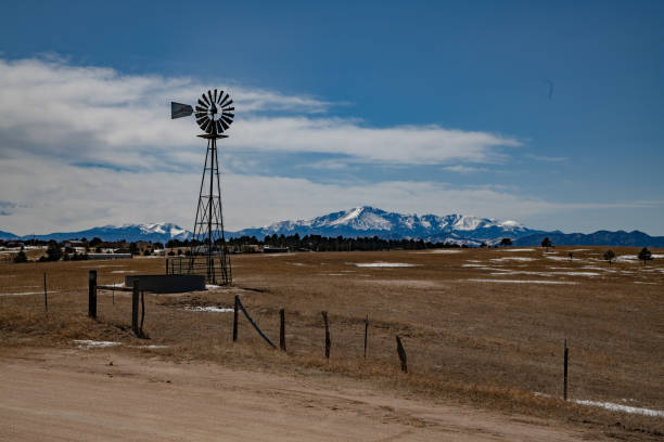 背景にパイクスピークがある風車 - western usa mountain peak landscape farm ストックフォトと画像