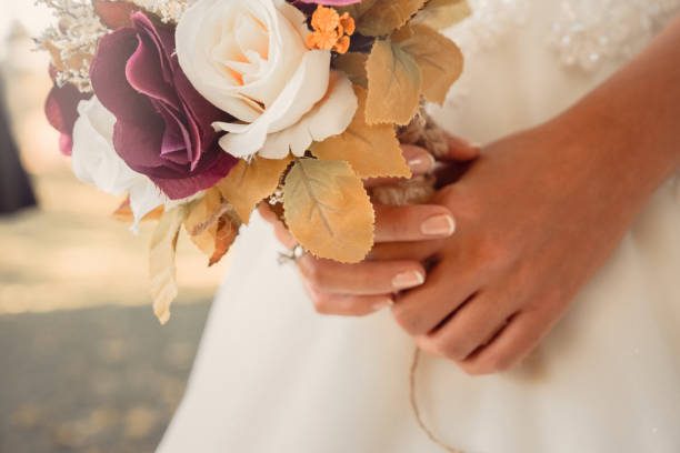 bride holding wedding bouquet - small bouquet imagens e fotografias de stock