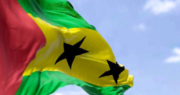 detail der nationalflagge von são tomé und príncipe, die an einem klaren tag im wind weht - sao tome and principe stock-fotos und bilder