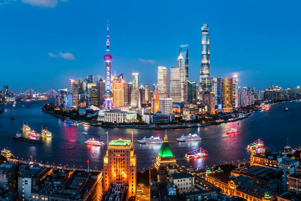 widok z lotu ptaka na panoramę miasta i nowoczesne budynki w szanghaju - shanghai the bund china night zdjęcia i obrazy z banku zdjęć