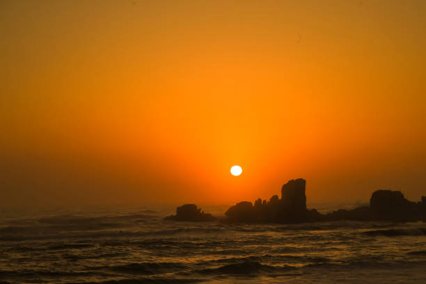 The sun rises from South Korea's East Sea Sea Rock Island (Gunhambawi) The sun rises from Korea's East Sea sea rocky island (Gunham Rock) 섬 stock pictures, royalty-free photos & images