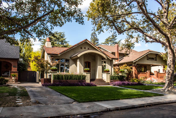 Vintage tan Sacramento home On 9/30/2019 a drive through the old town area of Sacramento California this house had beautiful manicured hedges and flowers that are carefully maintained. sacramento ca stock pictures, royalty-free photos & images
