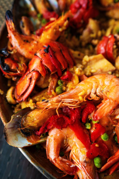 détail de la paella espagnole - seafood lobster paella prepared shellfish photos et images de collection