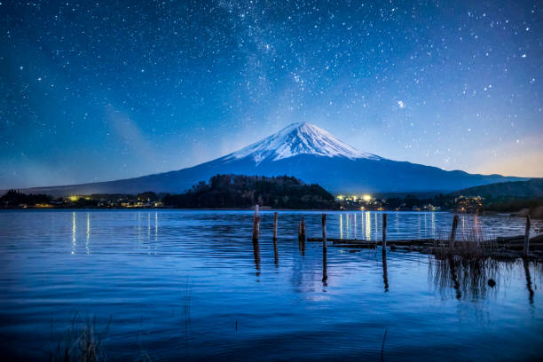el monte fuji por la noche reflejado en el lago kawaguchi, japón - prefectura de yamanashi fotografías e imágenes de stock