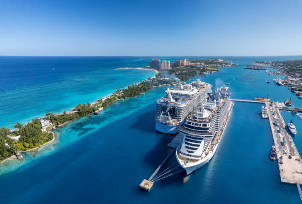 die drohnen-luftaufnahme von paradise island und nassau hafen, bahamas. - kreuzfahrtschiff stock-fotos und bilder