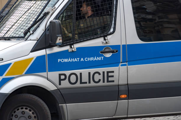 van da polícia tcheca em praga - armored truck - fotografias e filmes do acervo