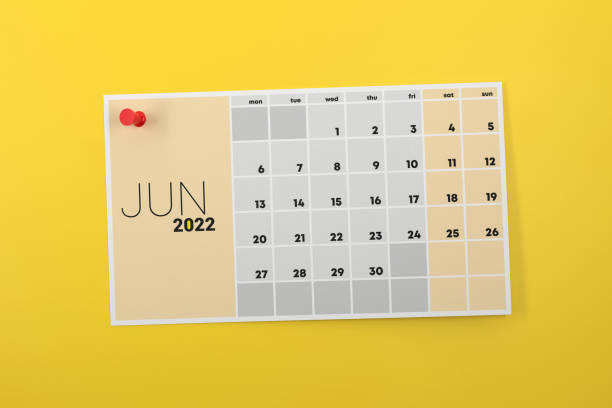 página do calendário de junho de 2022 fixada em fundo amarelo - june calendar page personal organizer - fotografias e filmes do acervo