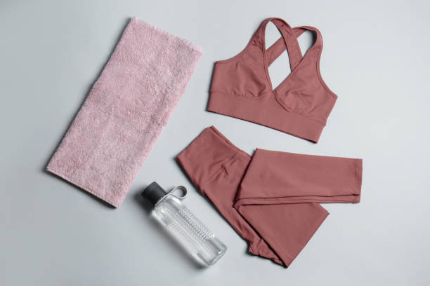 sportswear, bottle of water and towel on grey background, flat lay. yoga equipment - träningsutrustning sportutrustning bildbanksfoton och bilder