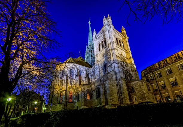 cattedrale di saint-pierre a ginevra - geneva switzerland night city foto e immagini stock