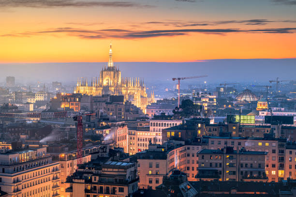 milan, itália paisagem com o duomo - catedral de milão - fotografias e filmes do acervo