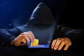 cyber-dieb-stiehlt-eine-kreditkarte-von-einem-handy-phishing-warnung-diebstahl-von-bankdaten.jpg?b=1&s=170x170&k=20&c=HC7jX4SQdq8ehvcd2ZvVhNxId_8ghUXZsuIcbabF2KM=