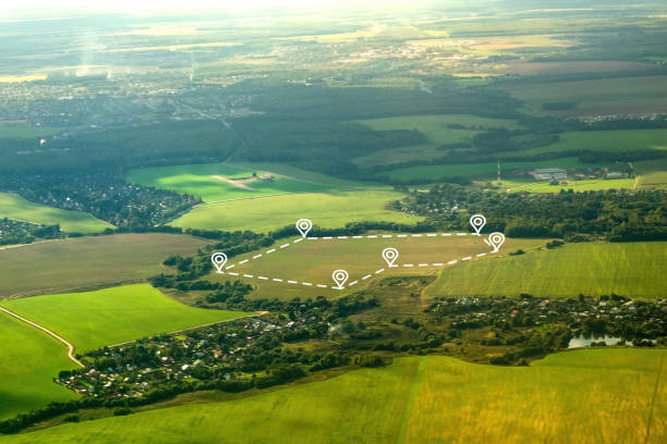 vista aerea del campo verde, punto di posizione e linea di confine per mostrare la posizione e l'area. un tratto di terreno di proprietà, vendita, sviluppo, affitto, acquisto o investimento. - suolo foto e immagini stock