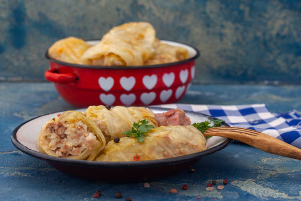 cabbage rolls with minced meat and rice in plate. - meteo imagens e fotografias de stock