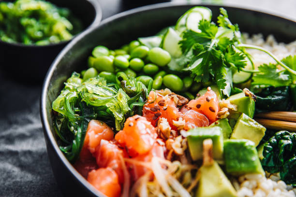 primer plano de una ensalada saludable rica en omega 3 - wakame salad fotografías e imágenes de stock