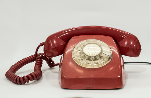 teléfono rojo antiguo sobre fondo verde o blanco photo