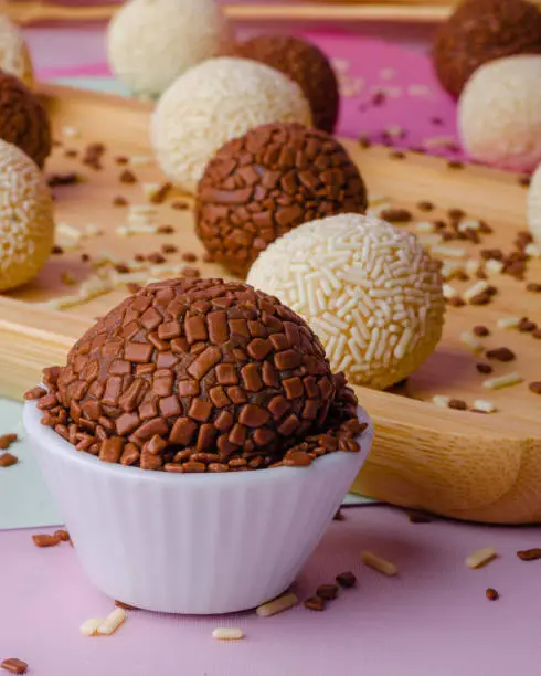 Brigadeiro is a typical sweet of Brazilian cuisine that quickly spread throughout Brazil, becoming common throughout the country for its presence at birthday parties, along with sweets such as cajuzinho and beijinho. Loved by children and adults.