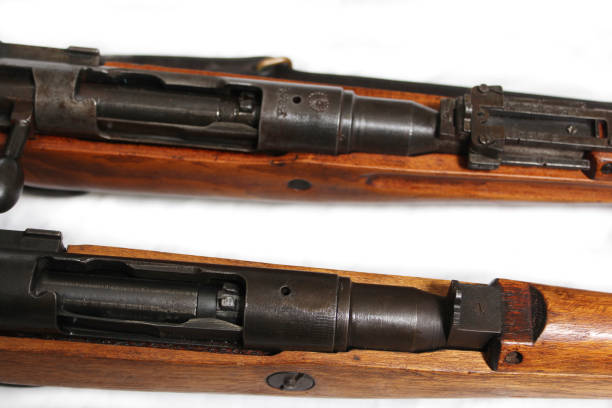 第二次世界大戦の日本のアリサカライフルの2つのバージョン。インペリアルママを取り除いたものと、無傷のお母さんを持つもの。 - japanese military ストックフォトと画像