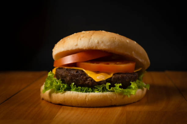 świeży hamburger na czarnym tle - food elegance cutlet restaurant zdjęcia i obrazy z banku zdjęć