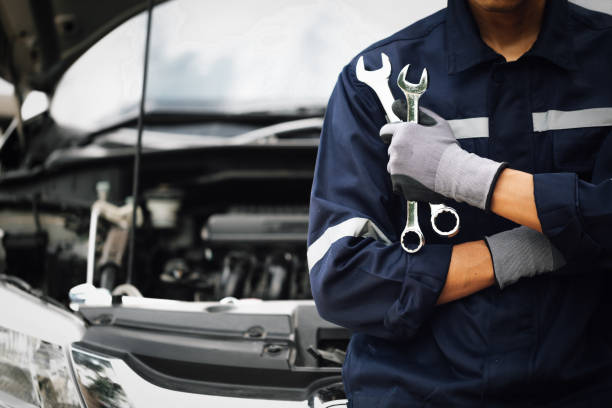 mano de mecánico de coche con llave inglesa. garaje de reparación de automóviles. mecánico trabaja en el motor del coche en el garaje. servicio de reparación. concepto de servicio de inspección de automóviles y servicio de reparación de automóvile - pieza de máquina fotografías e imágenes de stock