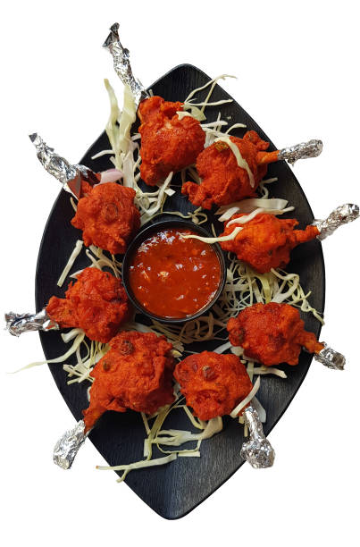 куриный леденец индийская уличная еда. индийские, азиатские или китайские рецепты подаются горячими в черной тарелке. - szechuan cuisine стоковые фото и изображения