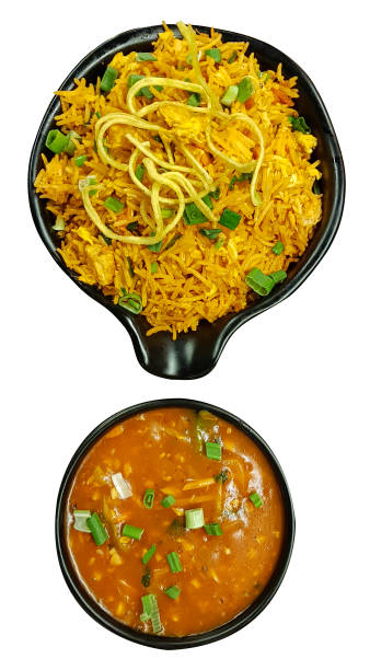 курица шезван жареный рис рецепт с горячим и кислым супом индийская уличная еда. индийские, азиатские или китайские рецепты подаются горяч� - szechuan cuisine стоковые фото и изображения