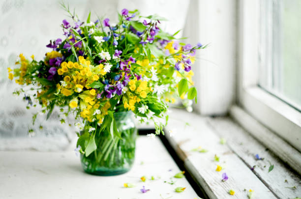 beau bouquet de printemps frais fleurs herbes sur la table. carte bonne fête des mères. fleurs et herbes de la forêt sauvage, espace de copie - flower pot vase purple decor photos et images de collection