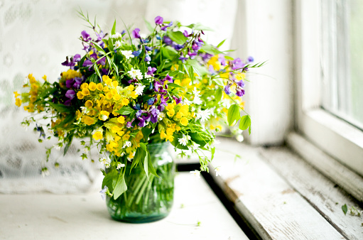 Hermosas flores frescas de primavera hierbas en la mesa. Feliz día de las madres, tarjeta floral. Ramo de flores silvestres del bosque photo