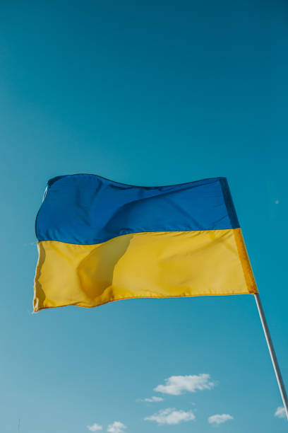 the flag of ukraine is a large national symbol flying in the blue sky. large yellow and blue state flag of ukraine. - 4721 imagens e fotografias de stock