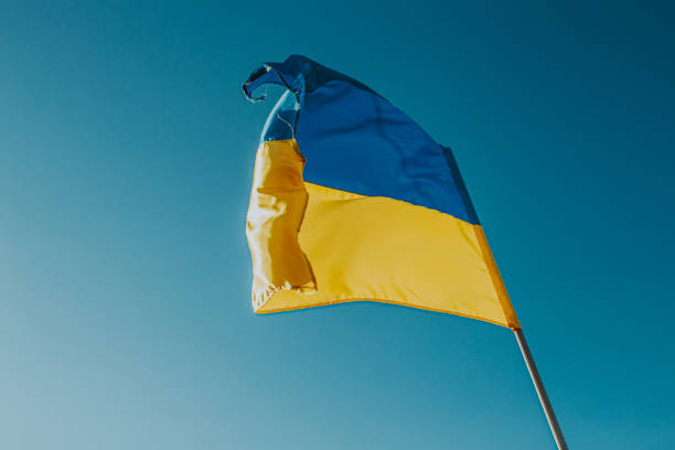 우크라이나의 국기는 푸른 하늘에서 비행 큰 국가 기호입니다. 우크라이나의 큰 노란색과 파란색 상태 플래그. - 4726 뉴스 사진 이미지