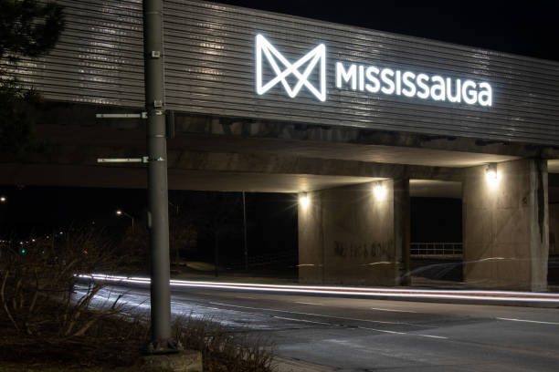 el logotipo de la ciudad de mississauga en un puente en el centro de mississauga. - mississauga fotografías e imágenes de stock