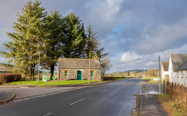 carsphairn heritage centre przy drodze a713, w zimowy dzień w szkocji - dumfries and galloway zdjęcia i obrazy z banku zdjęć