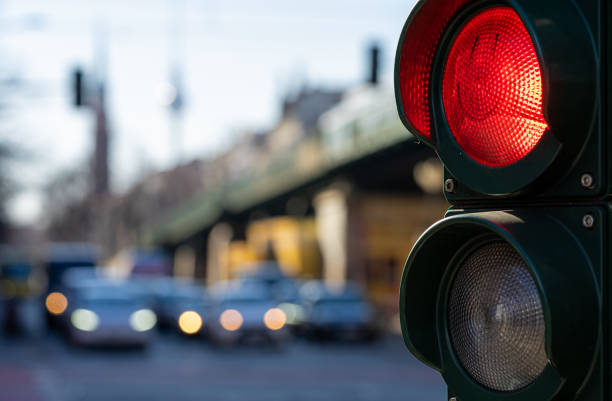 крупный план дорожного сигнала - red light стоковые фото и изображения