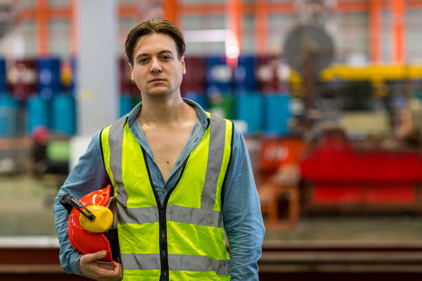 il caposquadra o l'operaio lavorano in fabbrica per controllare la macchina o i prodotti in loco. ingegnere o tecnico che controlla materiale o macchina sull'impianto. industriale e industriale. - 16710 foto e immagini stock