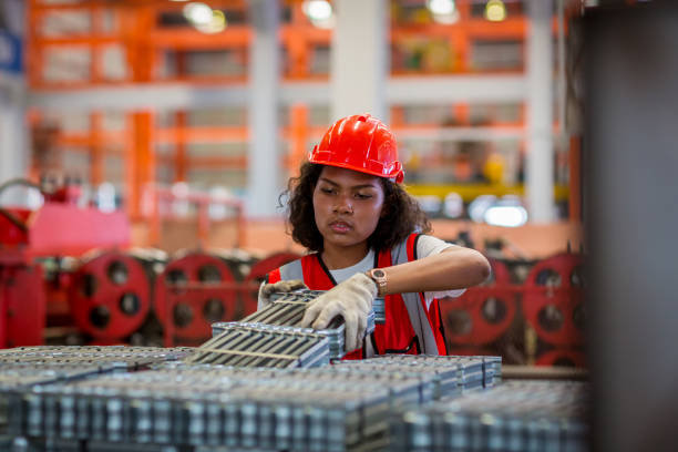 el capataz o el trabajador trabajan en el sitio de la fábrica revisando la máquina o los productos en el sitio. ingeniero o técnico revisando material o máquina en planta. industrial y fábrica. - 16713 fotografías e imágenes de stock