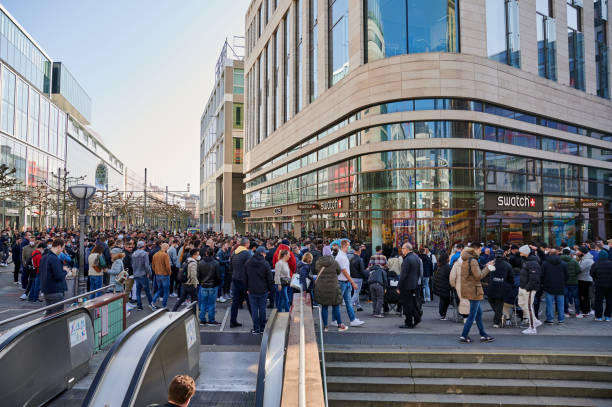 personnes en attente le jour de la sortie pour la vente de la nouvelle moonswatch de swatch et omega à francfort a.m., allemagne - omega photos et images de collection