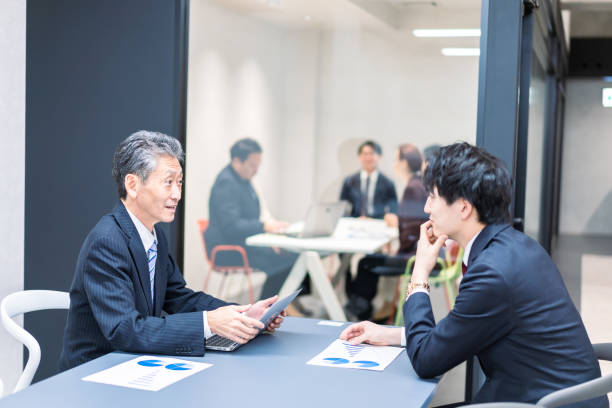 Boss and subordinate having a meeting Boss and subordinate having a meeting subordination stock pictures, royalty-free photos & images