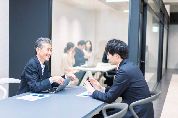 上司と部下が会議を開く - discussion interview place of work talking ストックフォトと画像